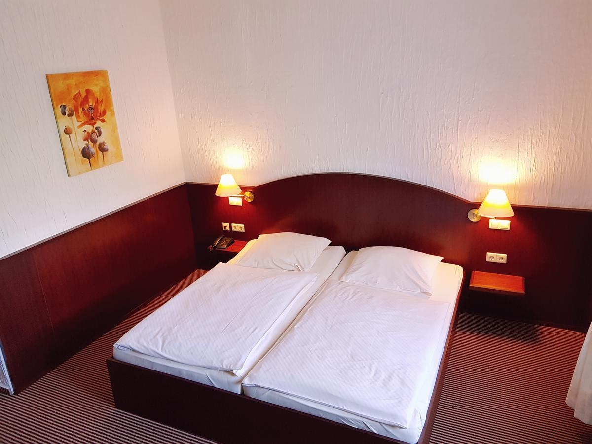 Hotel Restaurant Jaegerhof Düren - Eifel Buitenkant foto