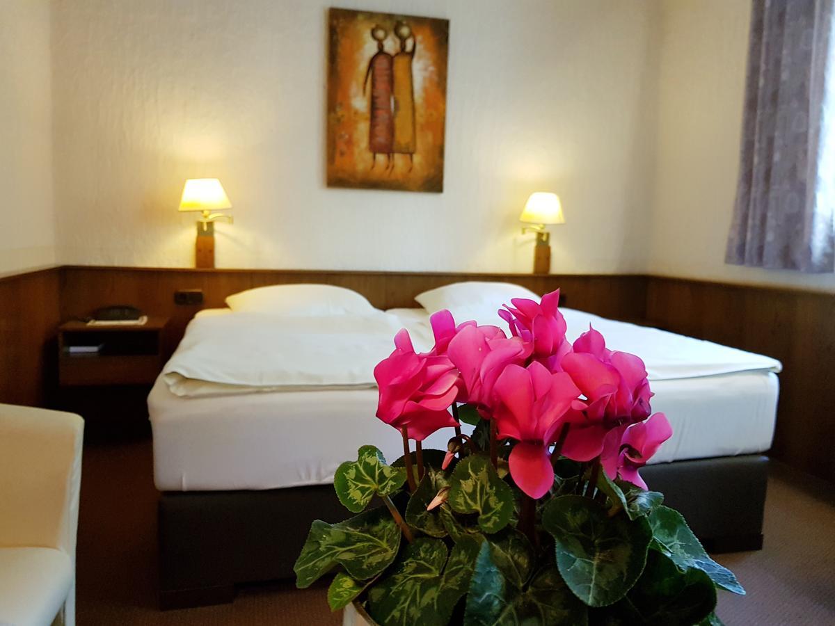 Hotel Restaurant Jaegerhof Düren - Eifel Buitenkant foto