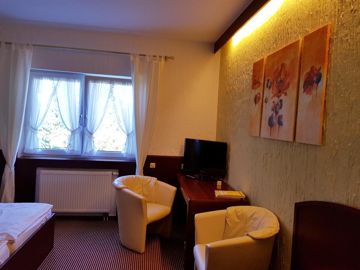Hotel Restaurant Jaegerhof Düren - Eifel Buitenkant foto