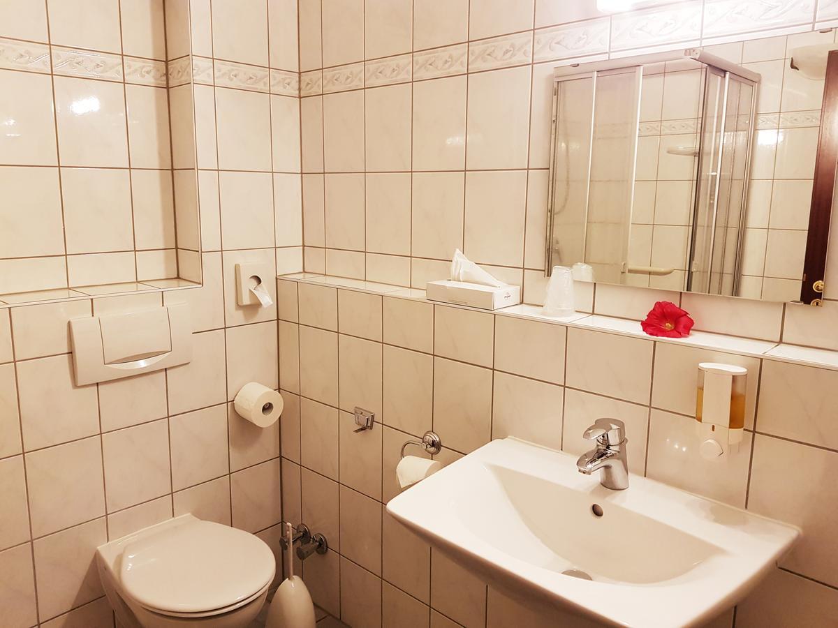 Hotel Restaurant Jaegerhof Düren - Eifel Buitenkant foto